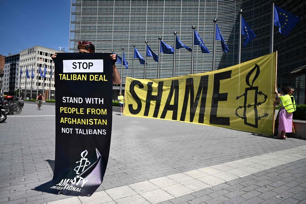 Un activista de Amnistía Internacional protesta frente a la sede de la Comisión Europea en Bruselas, por la presencia de una delegación de los talibanes, el pasado 23 de junio.