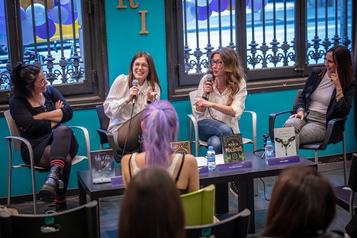 Las escritoras Alena Pons, Vanessa R. Migliore, Victoria Vilche y Lidia Ciprés