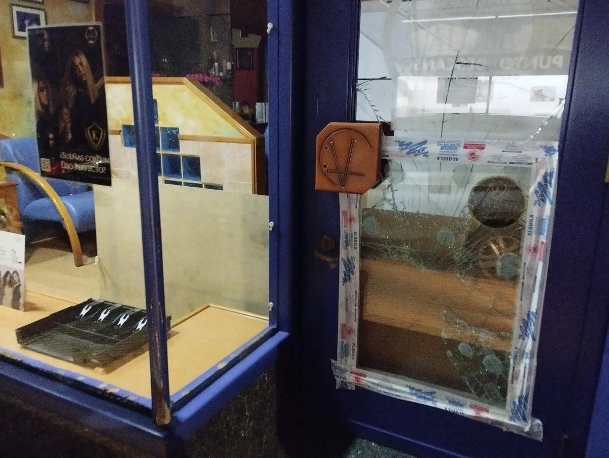 La puerta de una de las peluquerías.