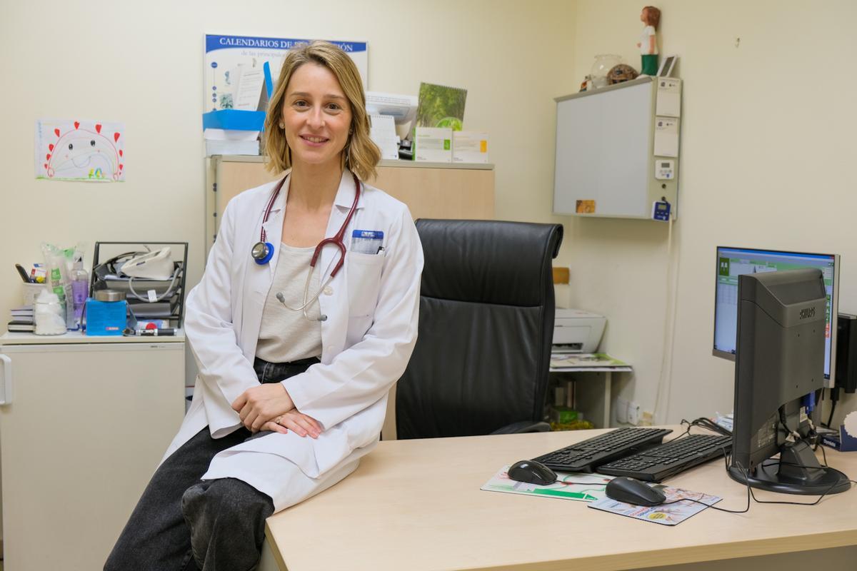 La alergóloga Beatriz Pola en su consulta