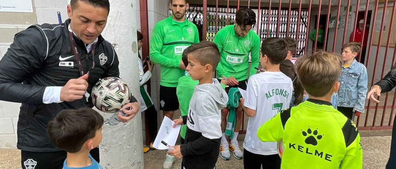 Los aficionados aprovecharon la jornada de hoy para pedir autógrafos a sus ídolos del Elche CF