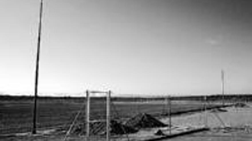 El campo de fútbol de tierra va tomando forma con las obras