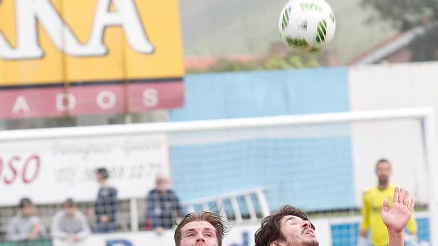 Trabanco, a la izquierda, pelea un balón con Balsera.