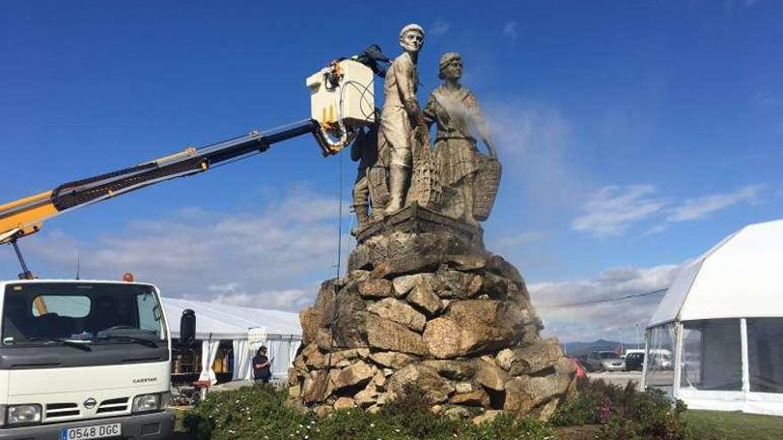 Limpieza del monumento de la plaza de O Corgo. // Muñiz