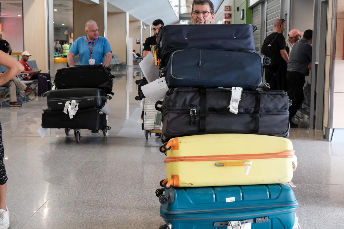 Pasajeros en el aeropuerto de Palma durante la huelga de easyJet y ...
