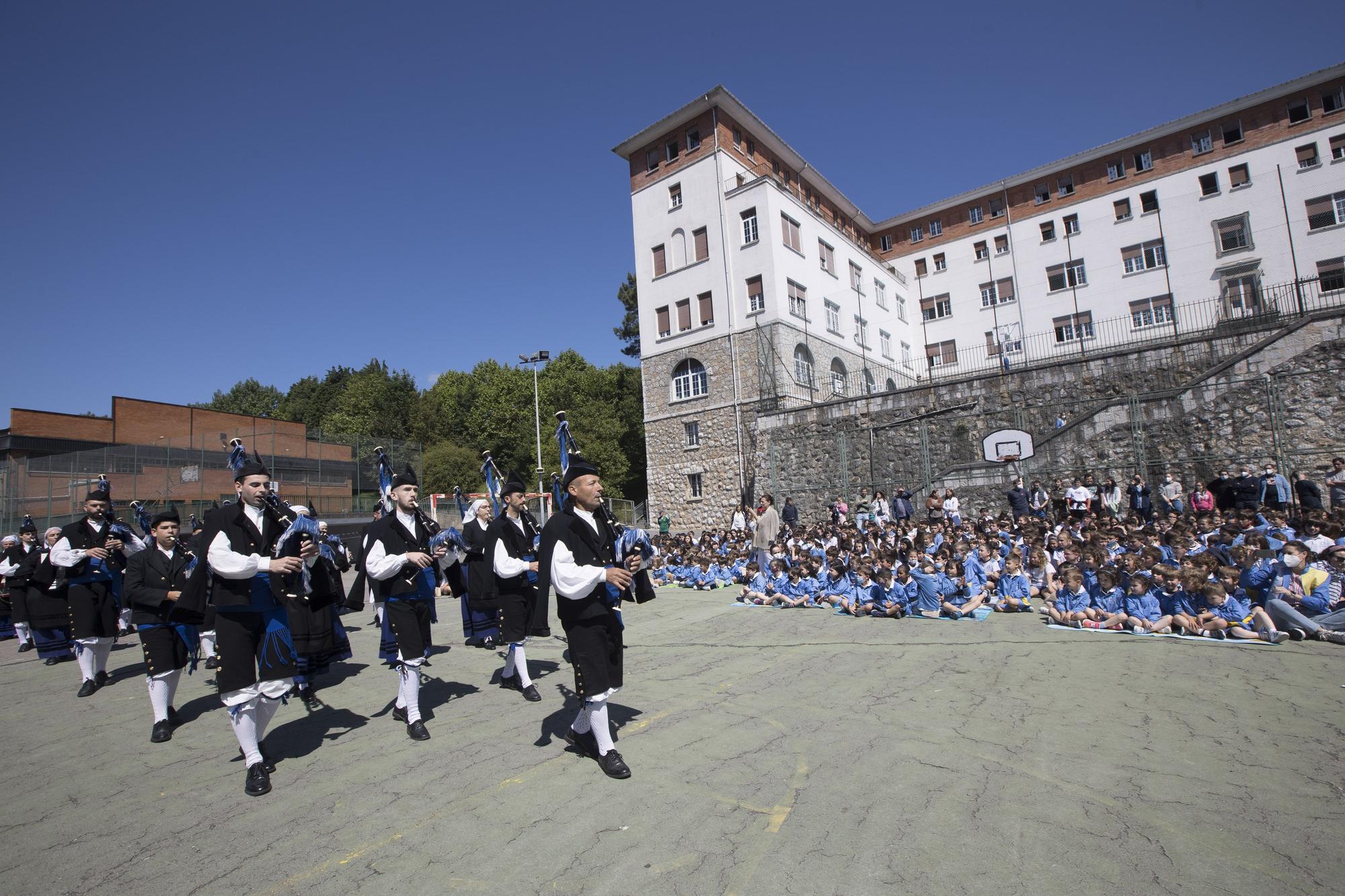 Izado de bandera en el colegio Santa María del Naranco