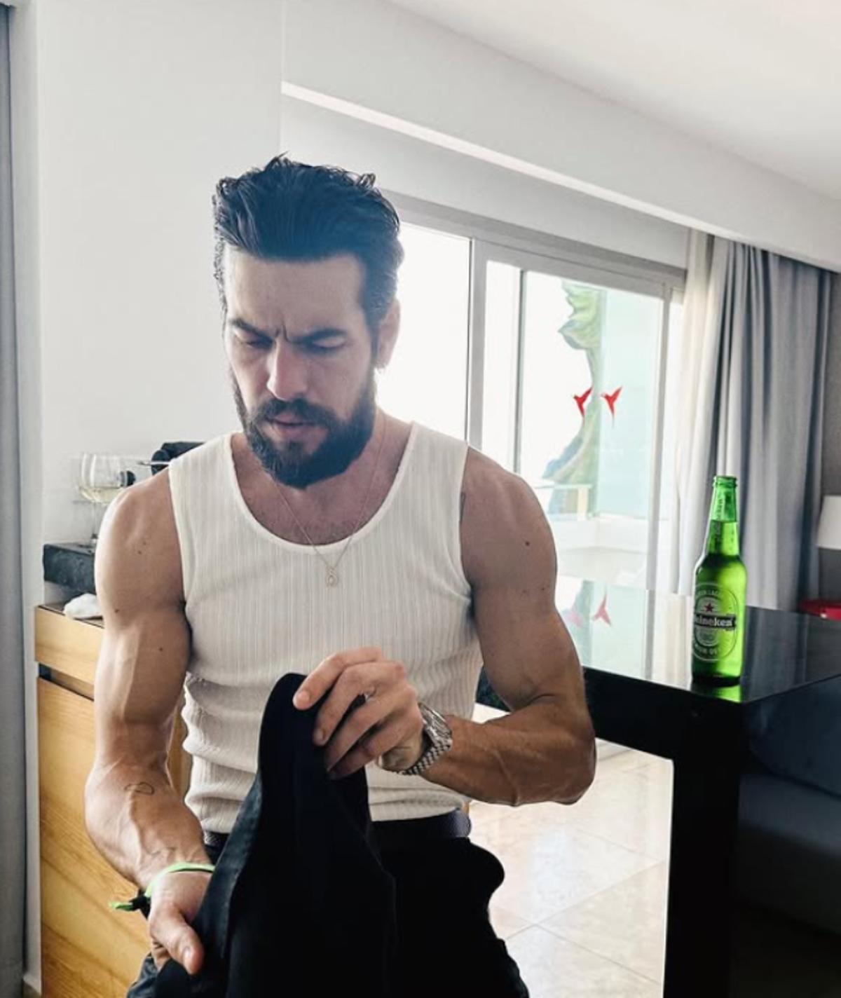 Así es el salón de Mario Casas en Madrid