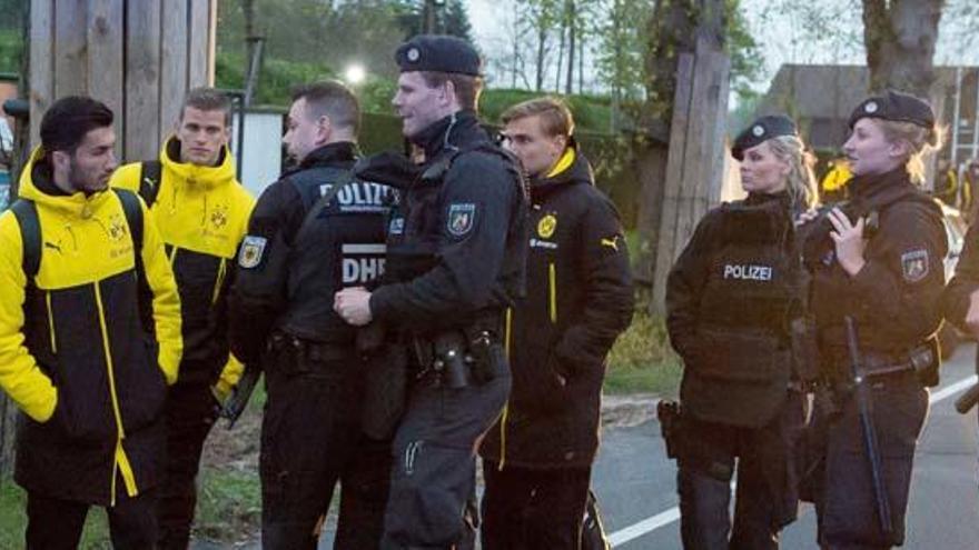 Jugadores del Dortmund escoltados tras el atentado.