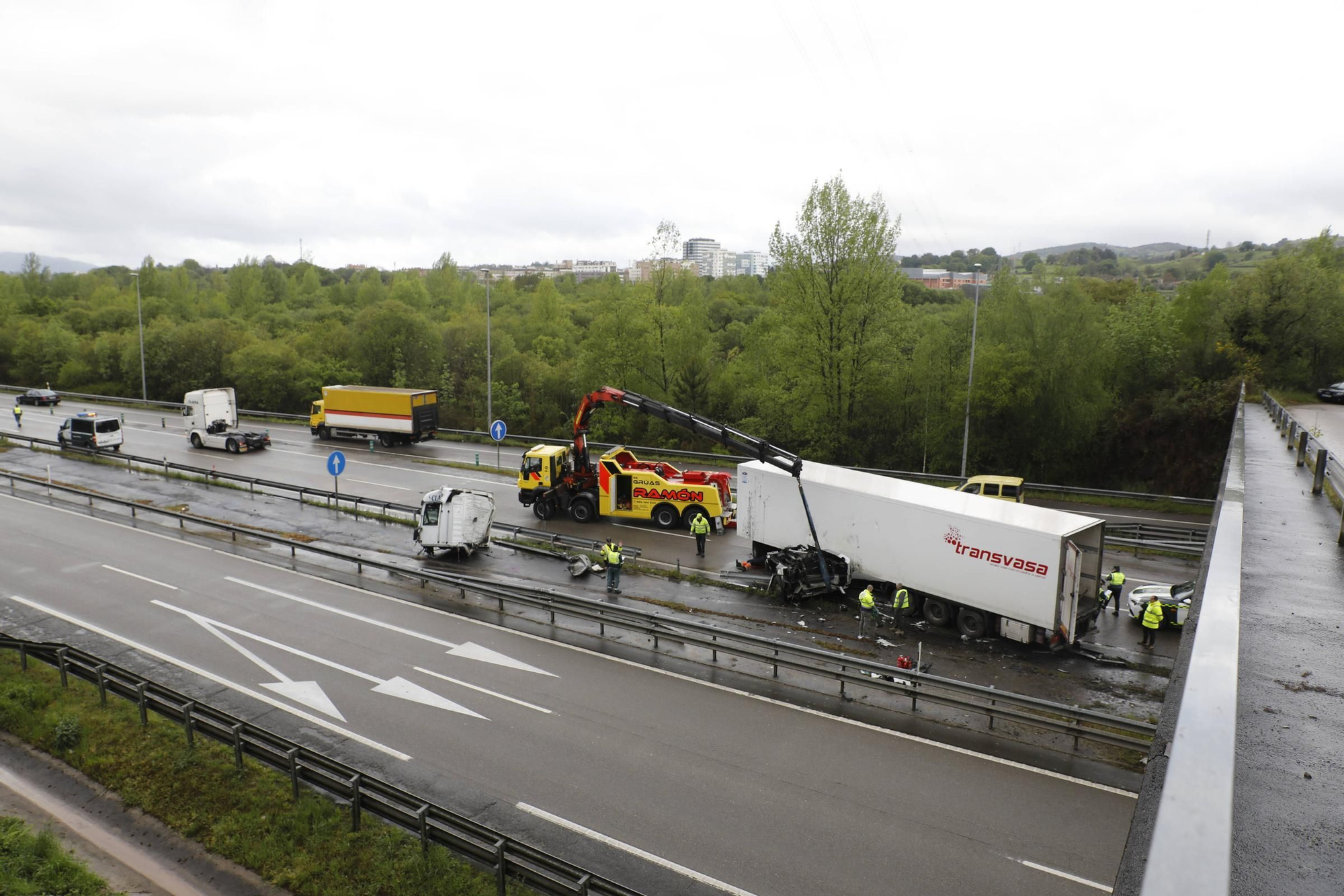 EN IMÁGENES: El brutal accidente de un camión en la A-64