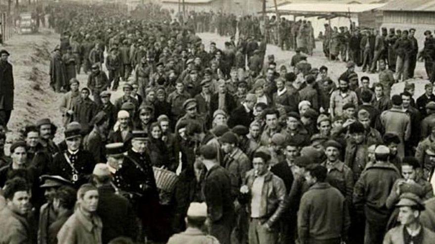 Refugiats dins el Camp del Barcares, a França, en una fotografia de 1939