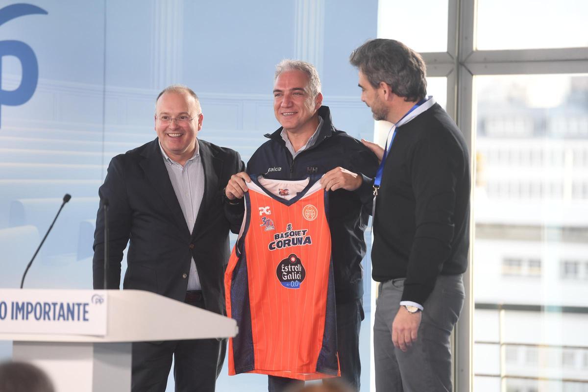 Diego Calvo entrega a Elías Bendodo la camiseta del Leyma Coruña