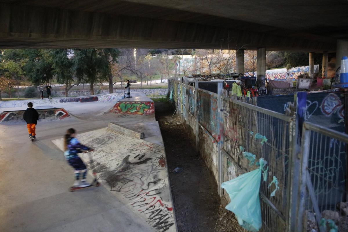 Direkt neben dem Skate-Park im Sa-Riera-Park leben Anika und Jens.