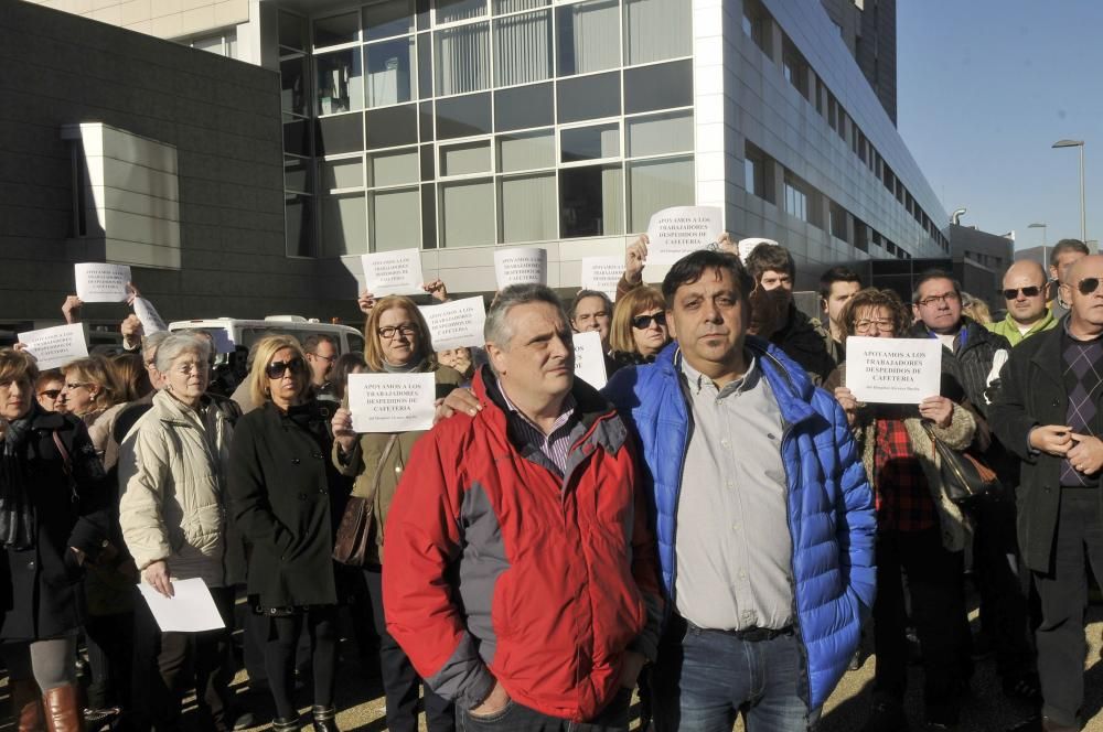 Protesta de los empleados del hospital por el despido de dos trabajadores de la cafetería