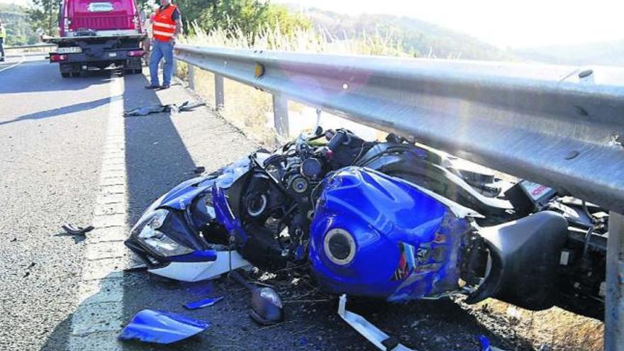 Fallece un motorista de 41 años al chocar contra un guardarraíl en Vila de Cruces