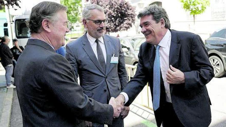 Andrés Sendagorta y Marc Puig , junto a el ministro Escrivá, antes del acto sobre la empresa familiar.   | // JOSÉ LUIS ROCA