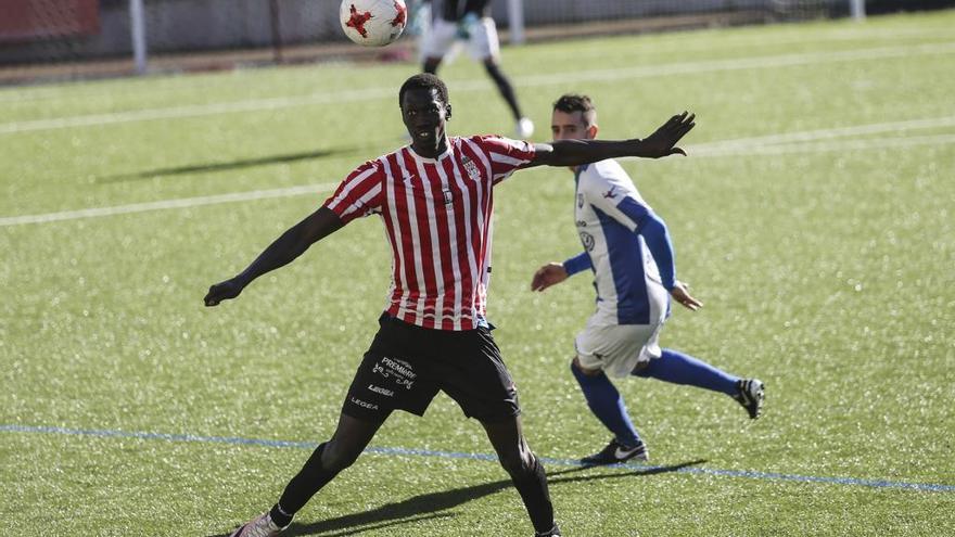 Saha, autor de la asistencia del gol del Siero de ayer, en un partido de esta temporada.