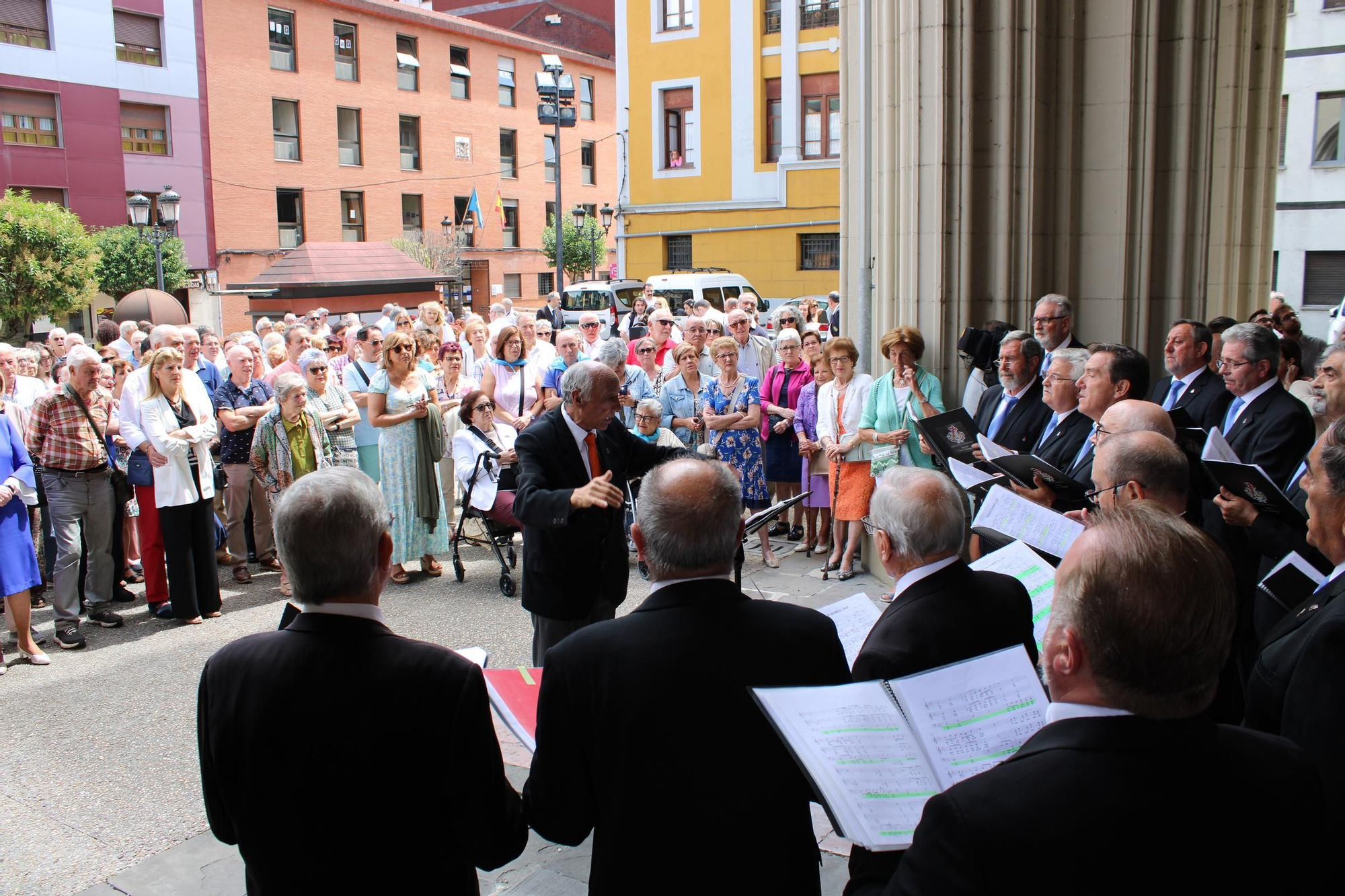 Así es el último día de las fiestas en Sama: del concierto del Coro "Santiaguín" a la jira por los bares, pasando por la música constante