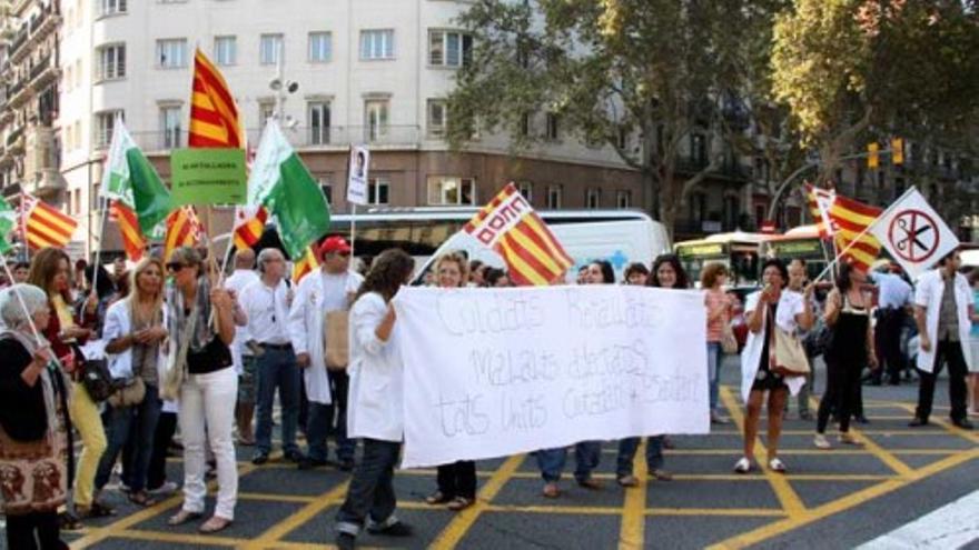 Cientos de personas protestan contra los recortes en Sanidad en Barcelona