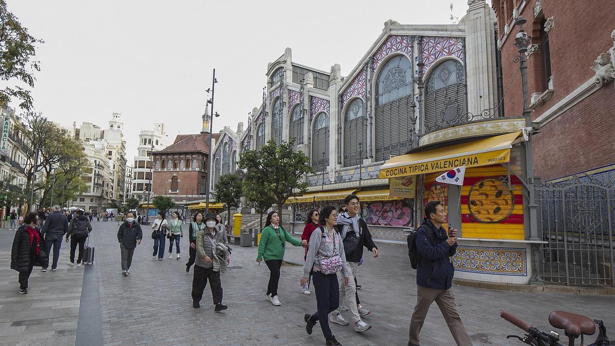 Turistas extranjeros caminan por el centro de València.