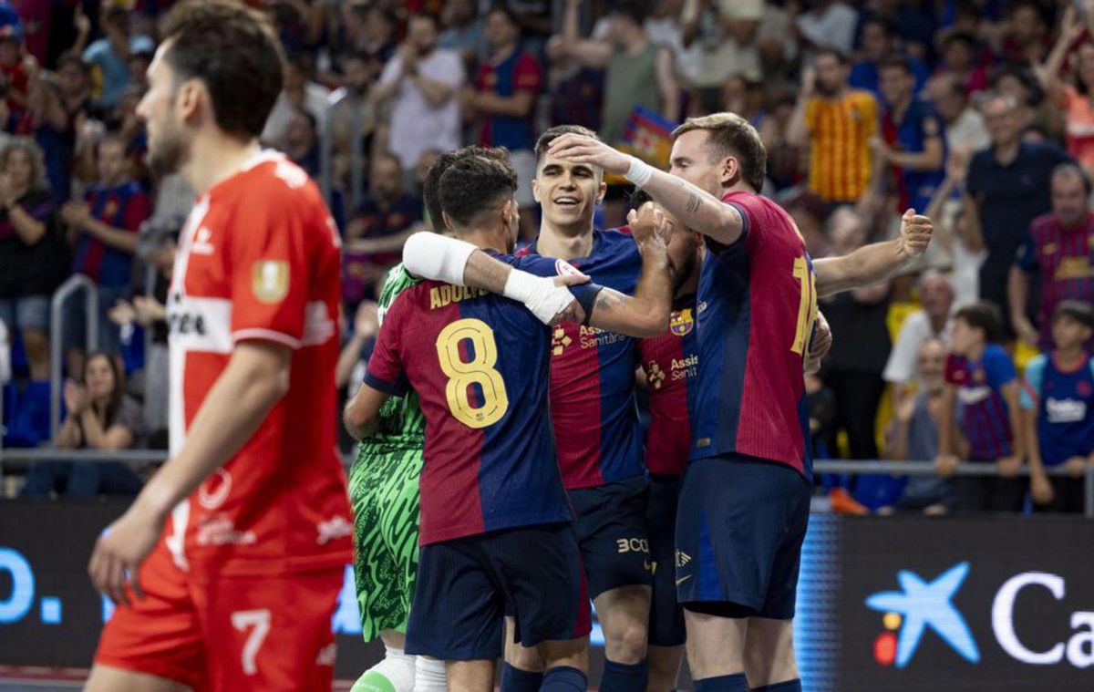 Los jugadores del Barça celebran uno de los goles. | JAVI FERRÁNDIZ/SPORT