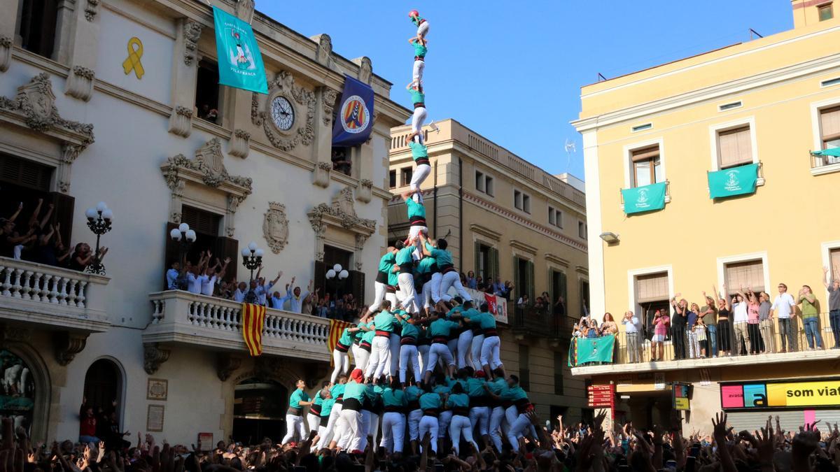 Pilar de 9 amb folre, manilles i puntals carregat pels Castellers de Vilafranca a la diada de Tots Sants 2022, el primer de la història del món casteller