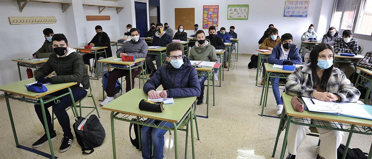 Alumnos del IES Manuel García Barros, ayer, con cazadoras, guantes y gorros durante sus clases.   | // FOTOS: BERNABÉ-JAVIER LALÍN