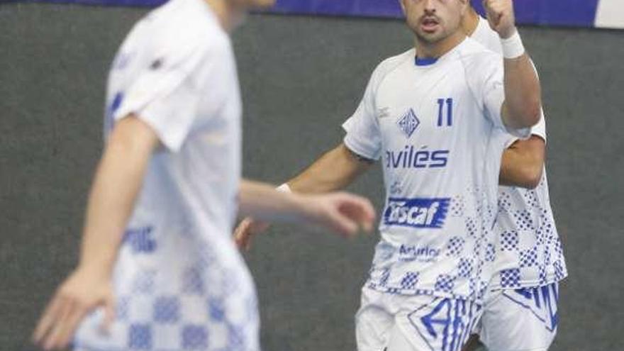 Cuevas, con el puño cerrado, celebra un gol del Toscaf.