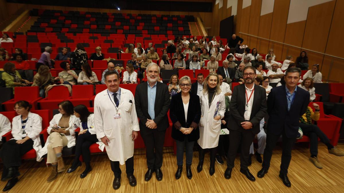 Conchita Saavedra, tercera por la izquierda, esta mañana en el HUCA, en el 50º aniversario de la UCI.