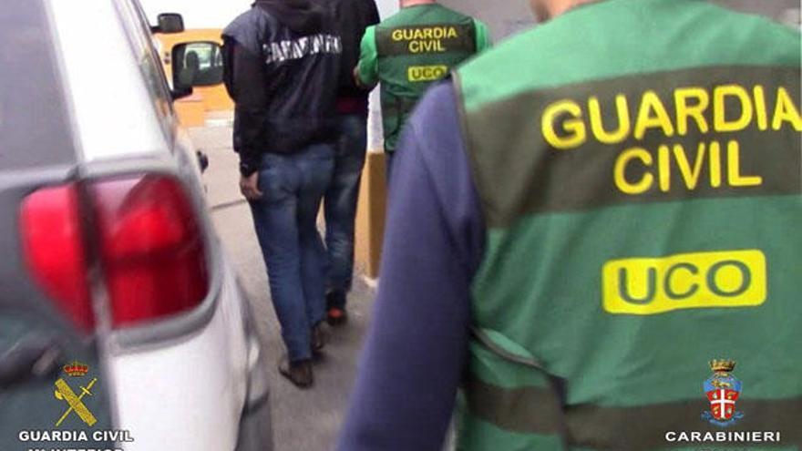 Fotografía facilitada por la Guardia Civil de la detención del italiano Carlo Leone