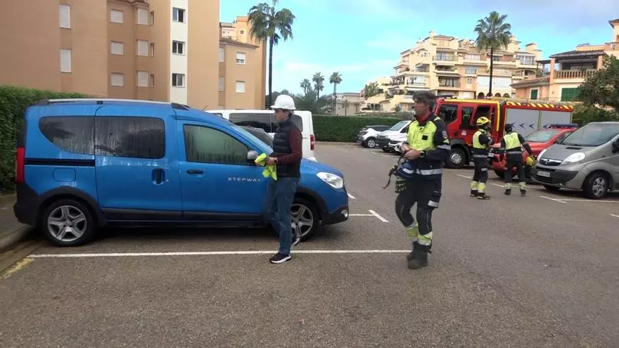 Los Bomberos de Mallorca apuntalan el aparcamiento incendiado en sa Coma