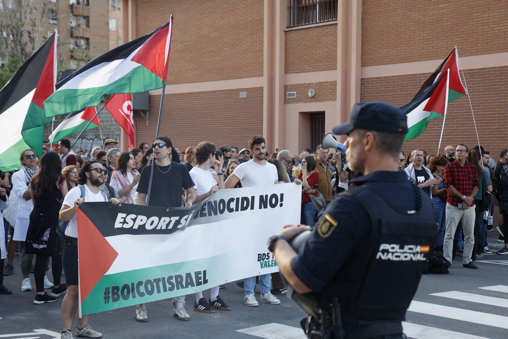 El Roig Arena se blinda para el partido entre el Valencia Basket y el Hapoel Tel Aviv