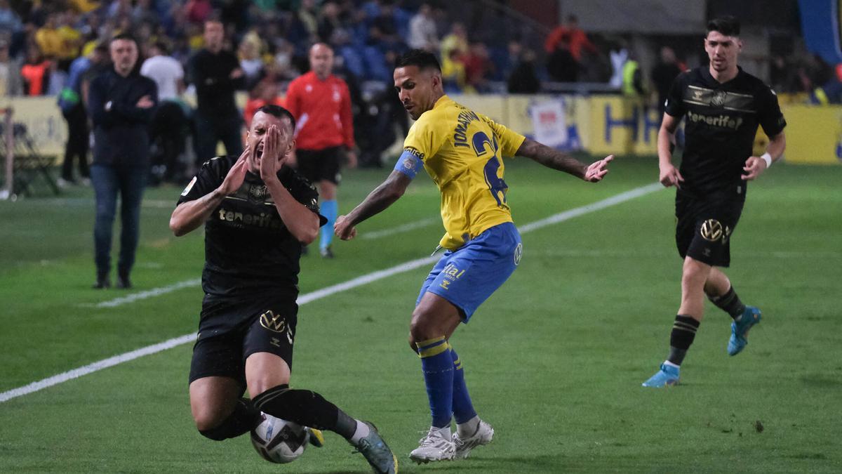 Jonathan Viera, en una acción del derbi frente al Tenerife.