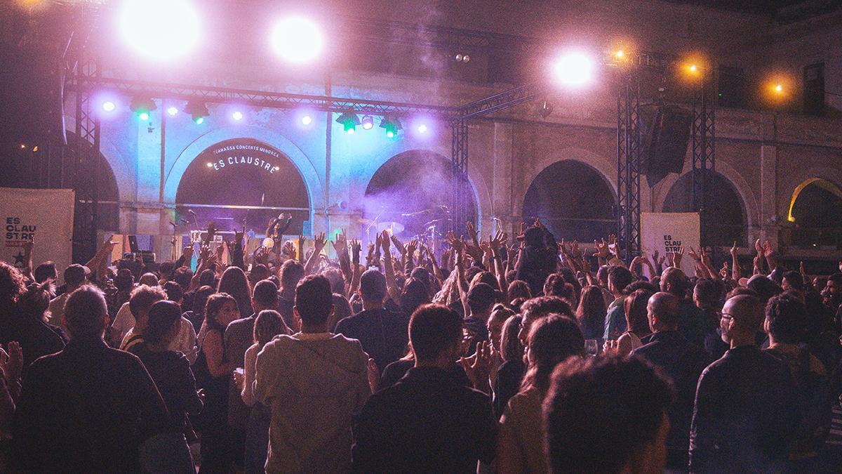 Es Claustre se ha consolidado como uno de los escenarios musicales clave del verano menorquín.
