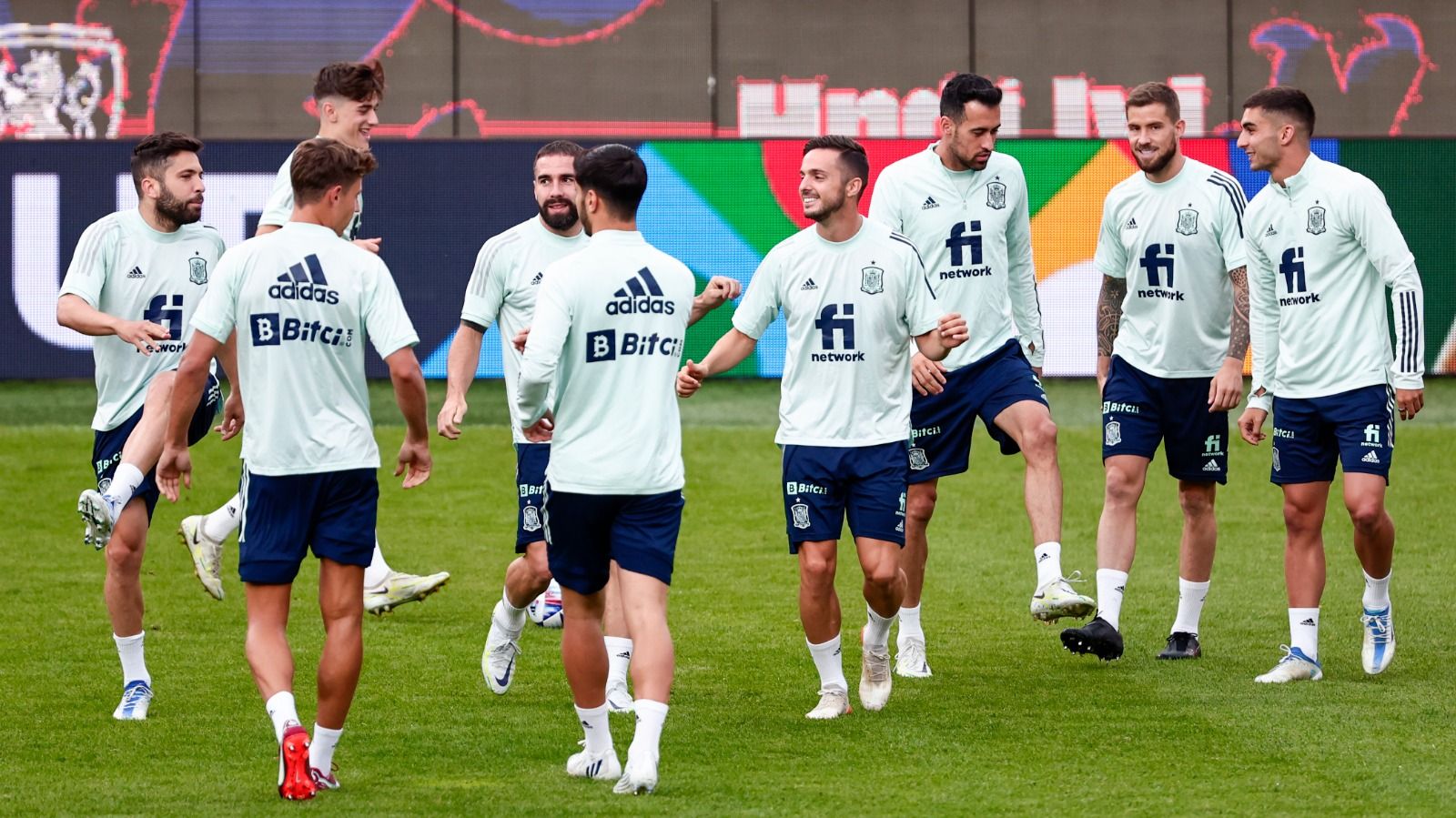 Los jugadores de España se ejercitan en el Sinobo Stadium de Praga, en el que se jugará el partido este domingo.