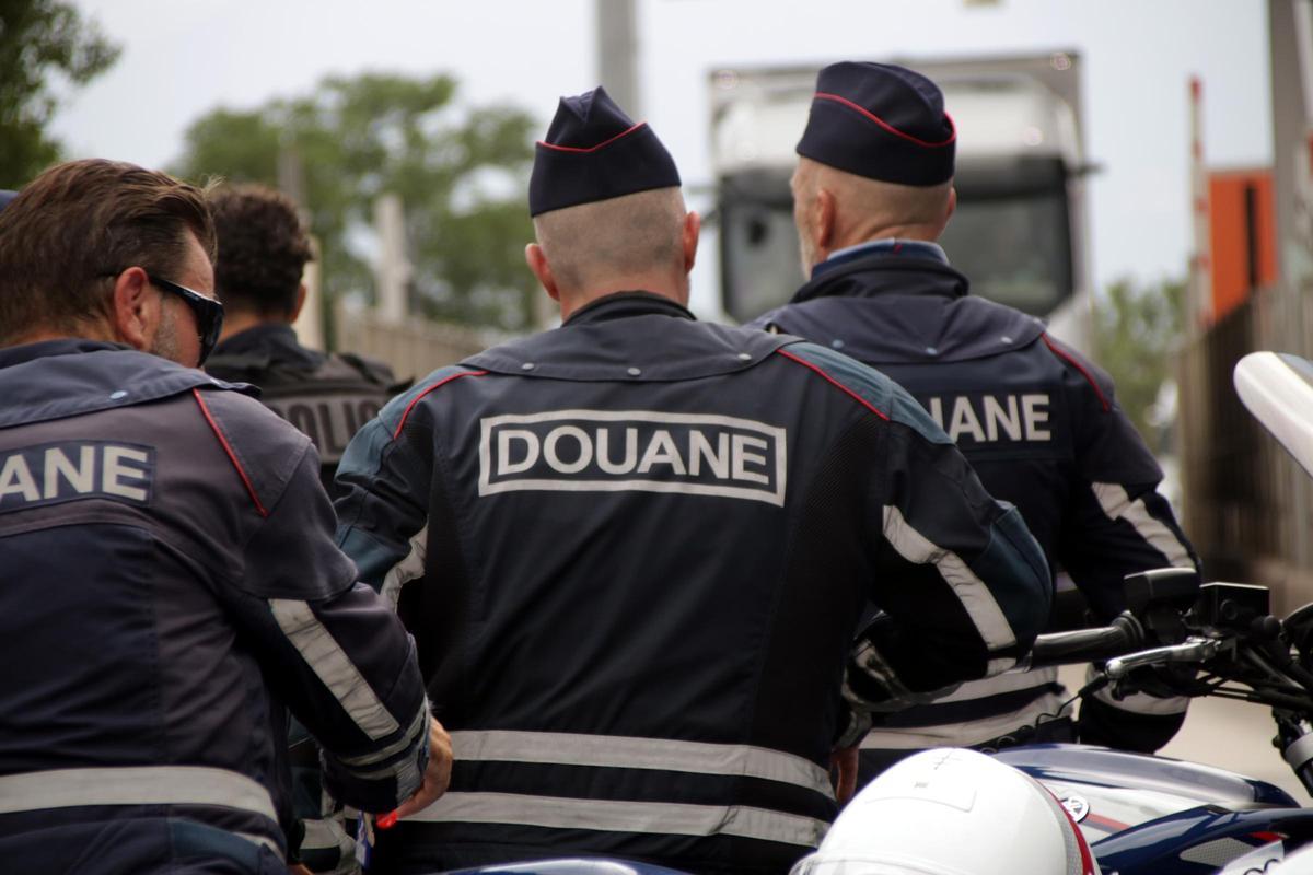 Les imatges del dispositiu policial a la frontera gironina amb França per la crisi migratòria a Ceuta