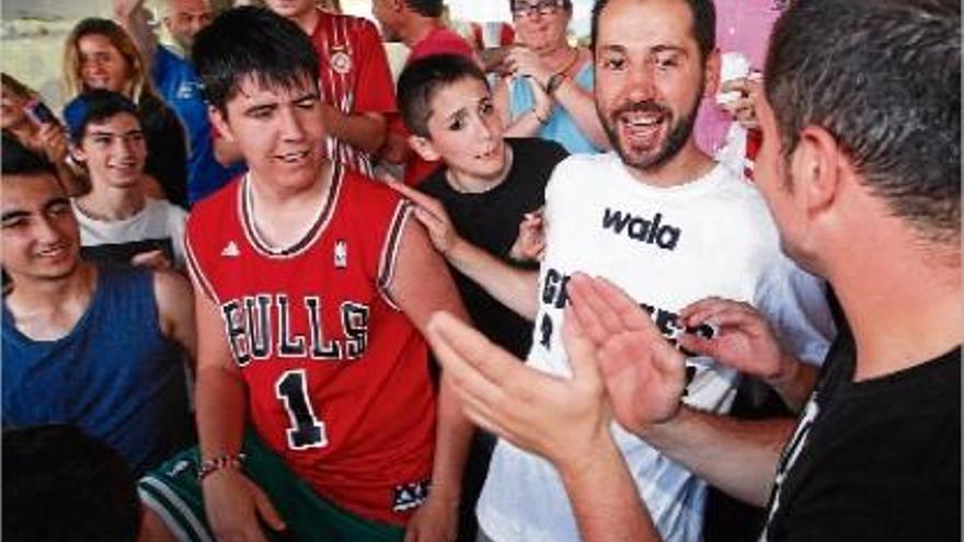 Pablo Machín envoltat d&#039;aficionats a la llotja de Montilivi, dissabte passat, en la festa per la permanència.