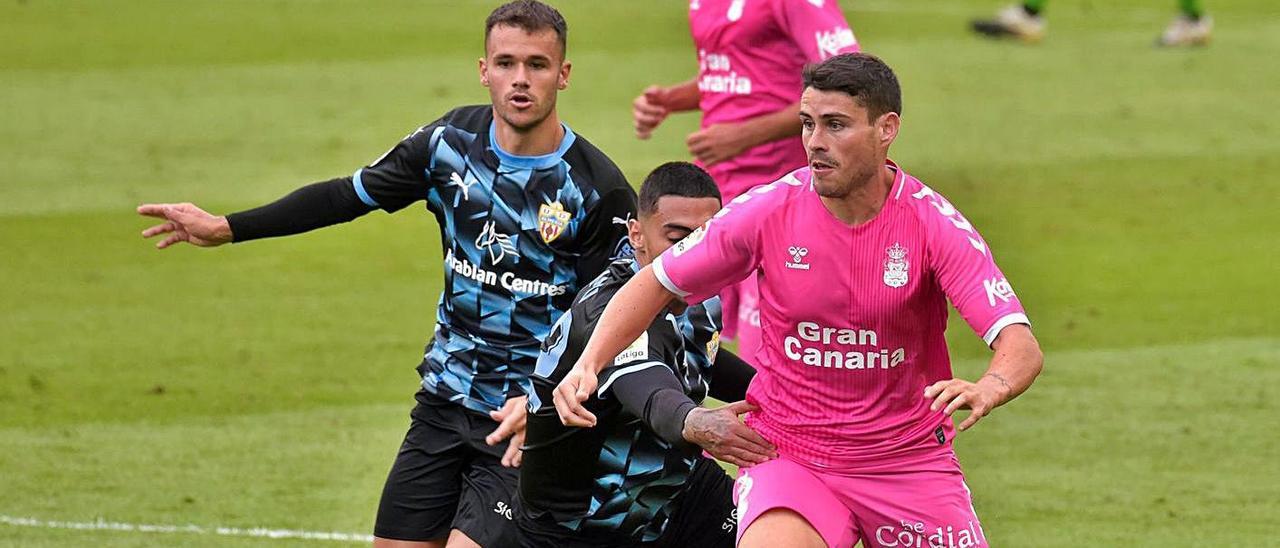 Sergio Ruíz supera a Samu durante el partido de este sábado