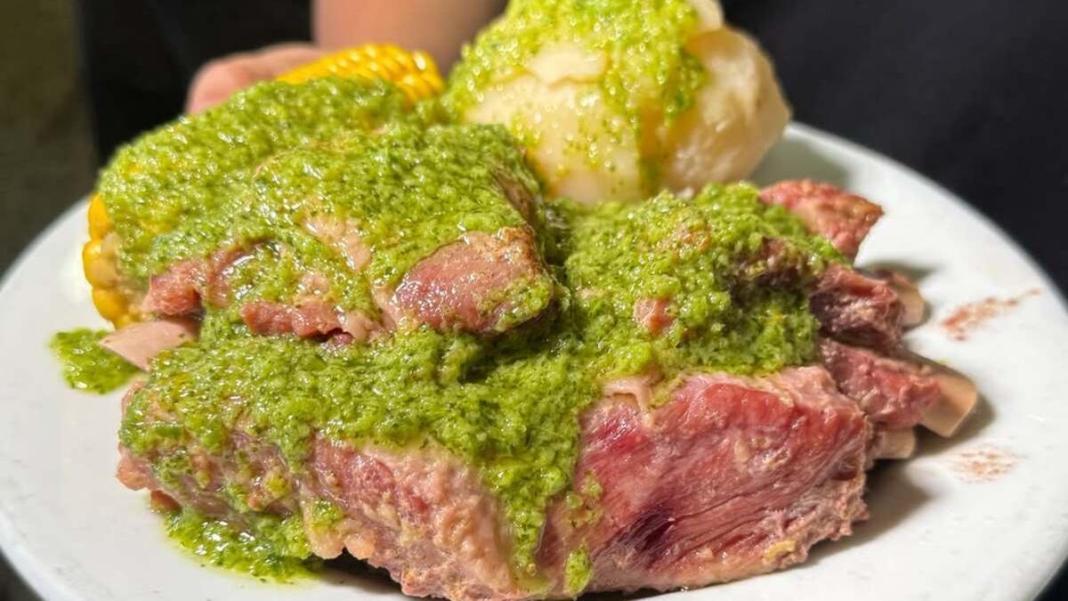 Las costillas con papas y piña es uno de los platos estrella