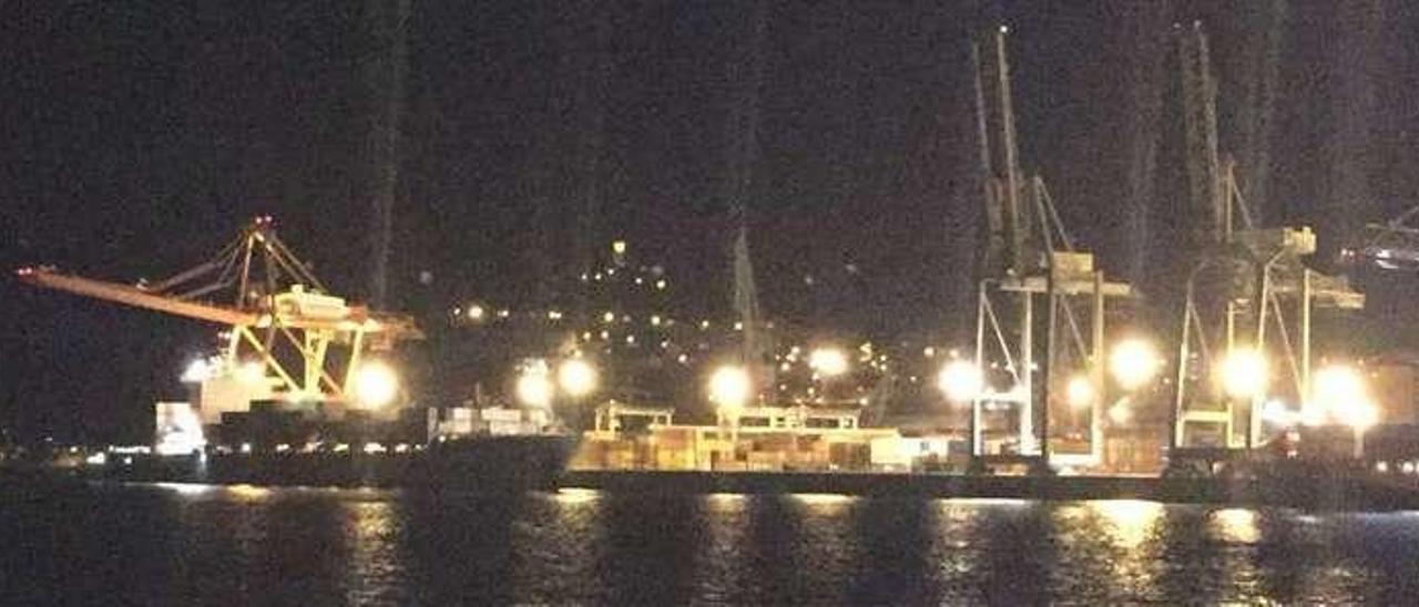 Los dos buques de Maersk atracados este lunes en Guixar: &quot;Maersk Phuket&quot; (izq.) y &quot;Boxy Lady&quot;. // FdV