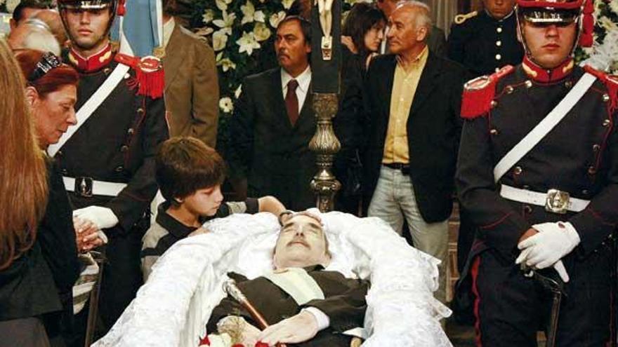 Un niño acaricia el cadáver de Raúl Alfonsín, ayer en el velatorio del ex presidente argentino.