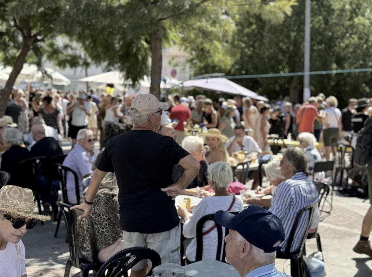 El público comparte mesa y charla en un ambiente festivo