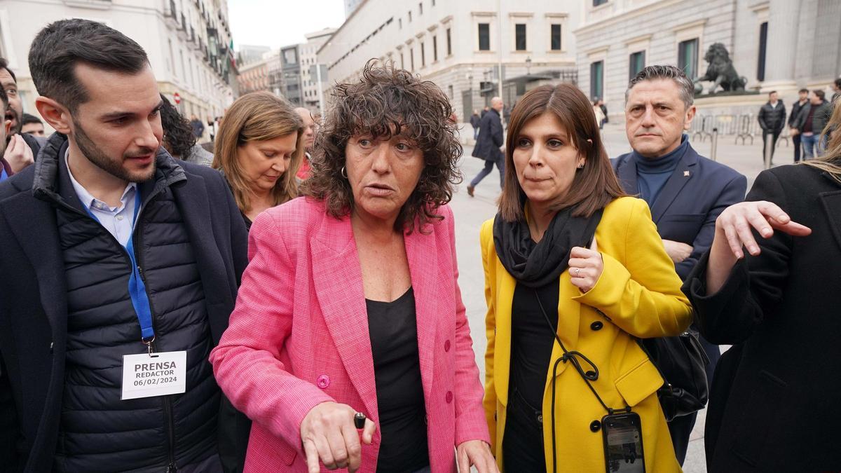 Marta Vilalta y Teresa Jorda antes de sus declaraciones  a los periodistas frene al Congreso de los Diputados.