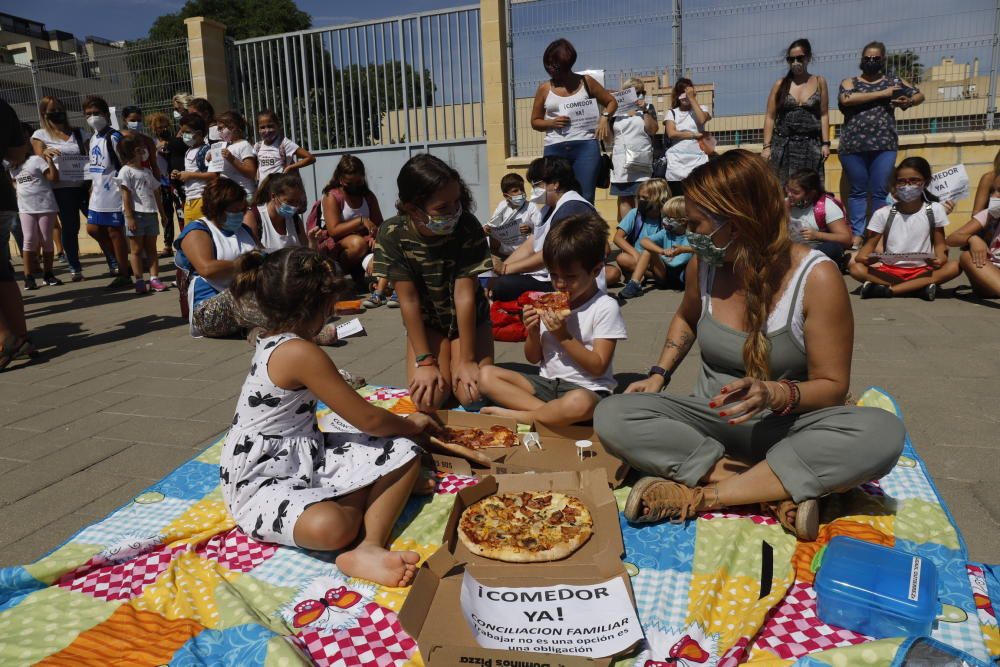 Las familias protestaron montando su propio comedor móvil en plena calle, reivindicando así su situación y exigiendo soluciones urgentes a las administraciones pertinentes.