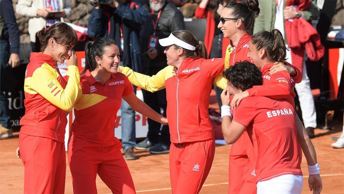 Anabel celebrando el triunfo ante Japón con sus pupilas