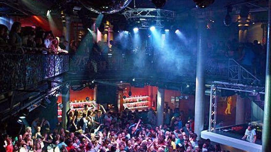 L&#039;interior de la discoteca Sant Trop de Lloret de Mar, plena de públic ballant.