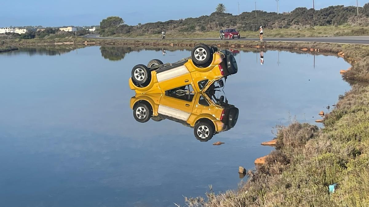 Imágenes del coche que volcó en Formentera y dejó cuatro personas heridas