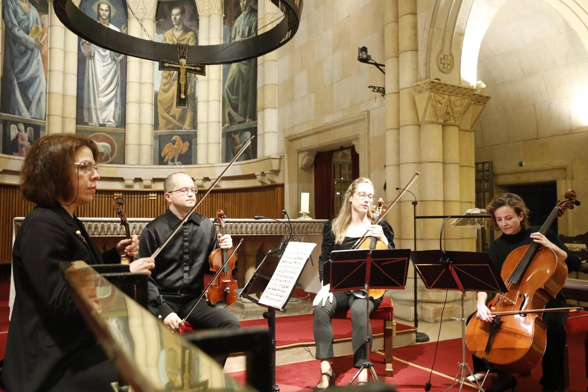 El concierto solidario y recogida de alimentos en la iglesia de San Pedro, en imágenes