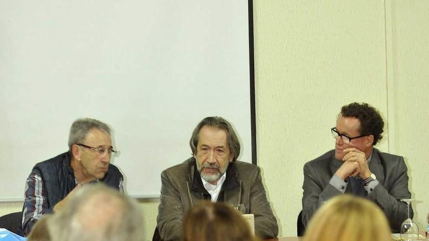 Ricardo Labra, en el centro, durante la presentación.