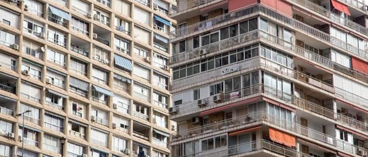 Un edificio de Alicante con varios carteles donde se anuncian pisos en alquiler.