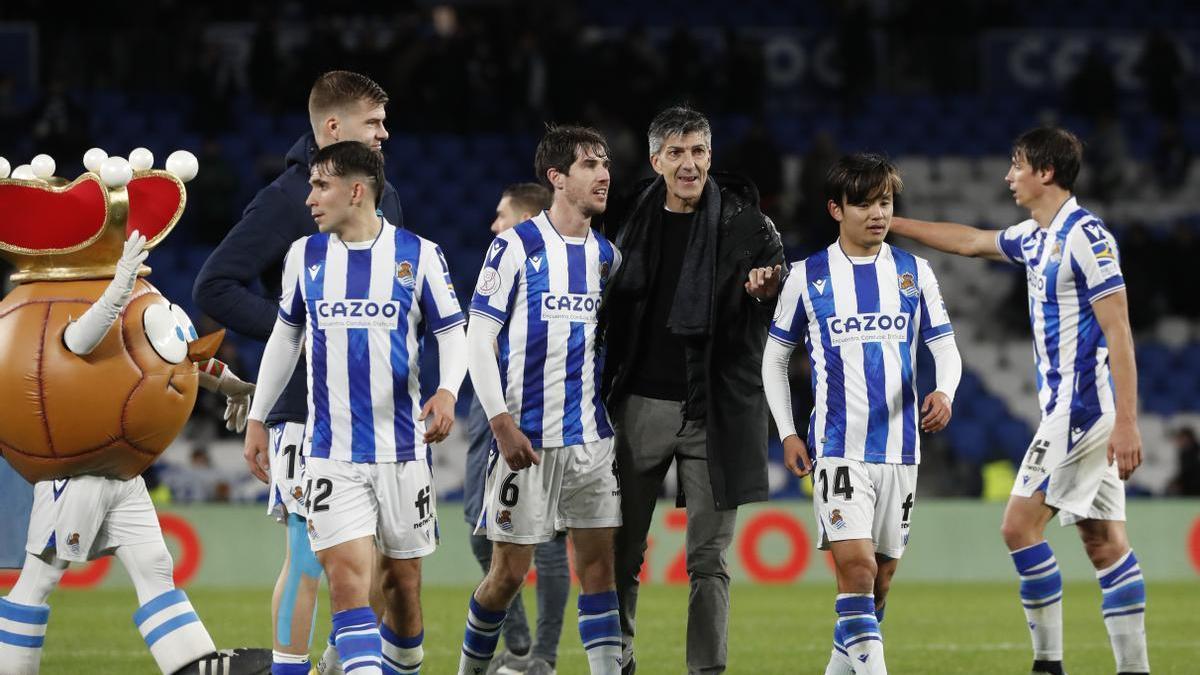 El entrenador de la Real Sociedad, Imanol Alguacil (3-d), felicita a sus jugadores tras el triunfo ante el RCD Mallorca en su partido de octavos de Copa del Rey, este martes en el estadio Reale Arena en San Sebastián.